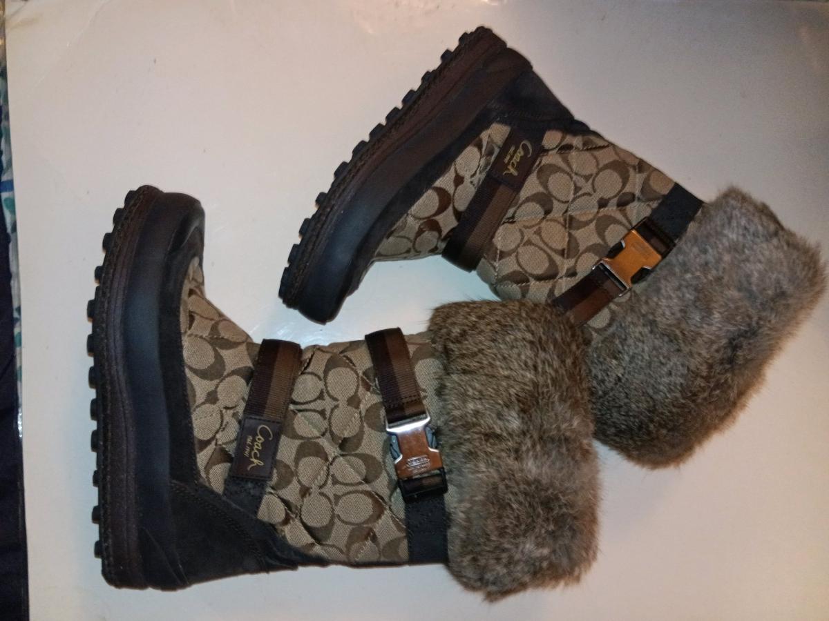 COACH SNOWBOOTS NEVER WORN - Ellinger, Texas - FleaMarketBay