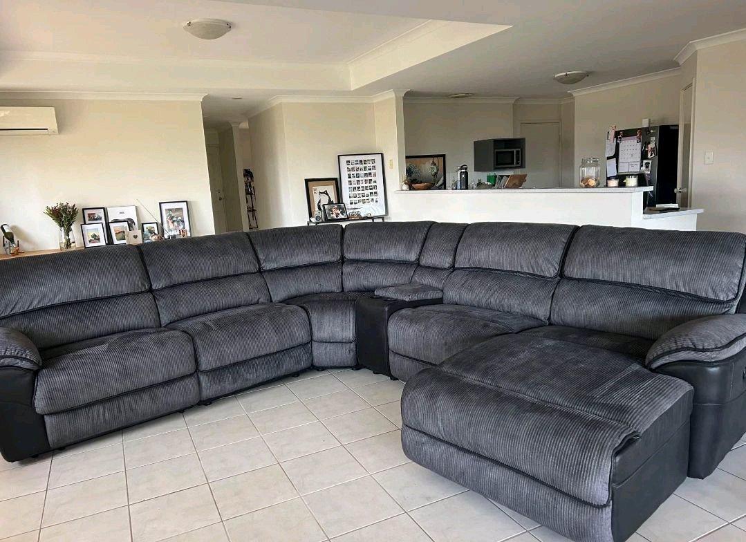 recliner couch - Alicia, Arkansas - FleaMarketBay