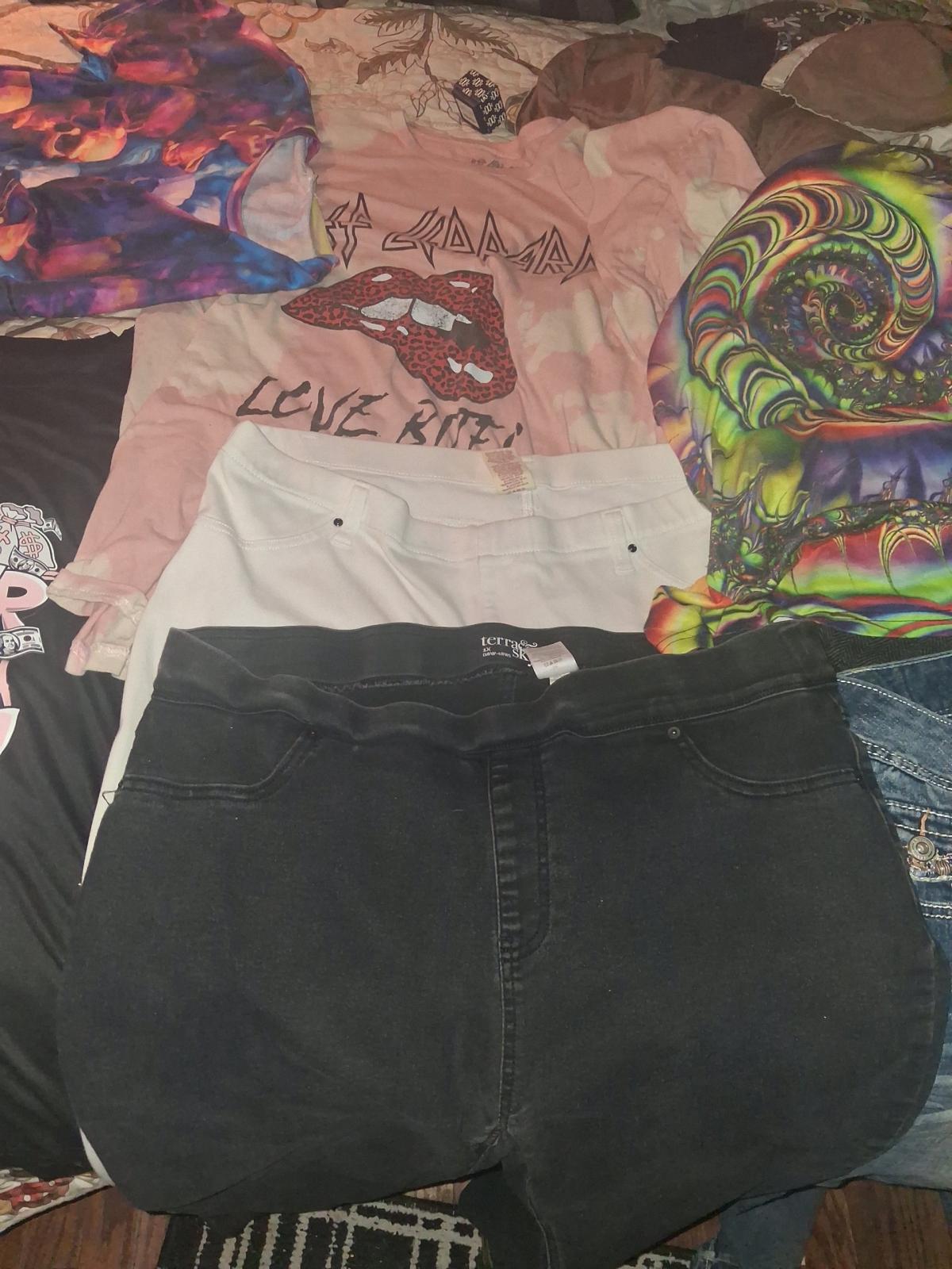 woman size 16 stretch jeans various colors skull shirts - Decherd, Tennessee - FleaMarketBay