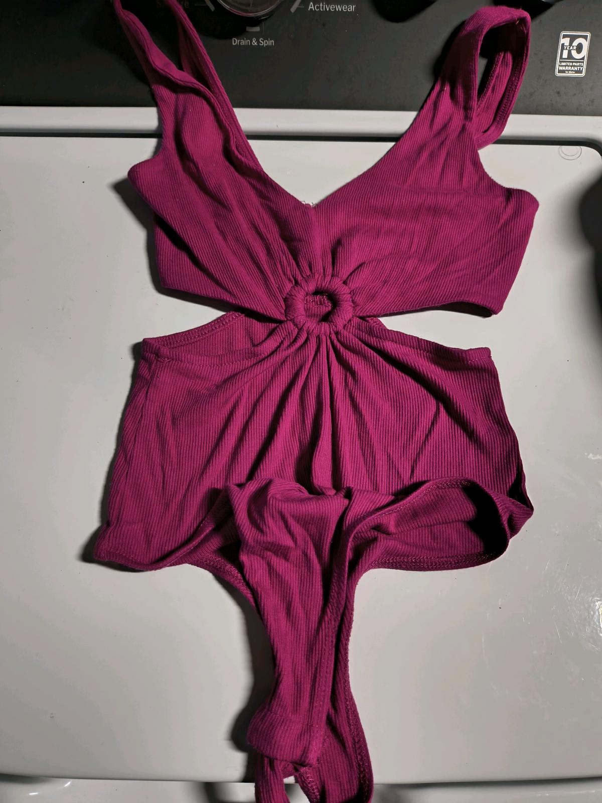 lote de 4 prendas de ropa y un par de zapatillas tacon ancho - South Bend, Washington - FleaMarketBay