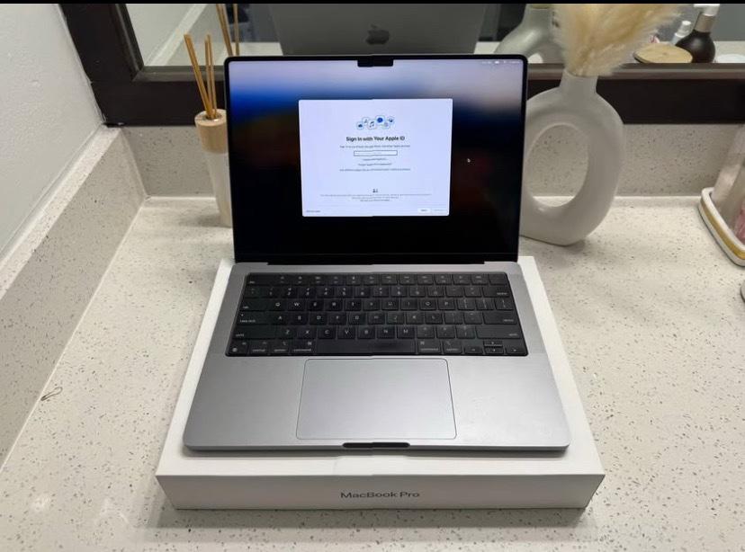 apple MacBook Pro - Abbeville, Alabama - FleaMarketBay