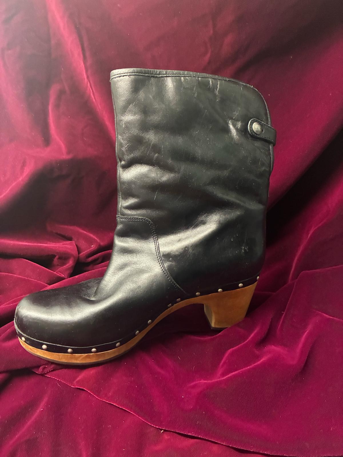 womens UGG boots size 10 - Monroe, New York - FleaMarketBay