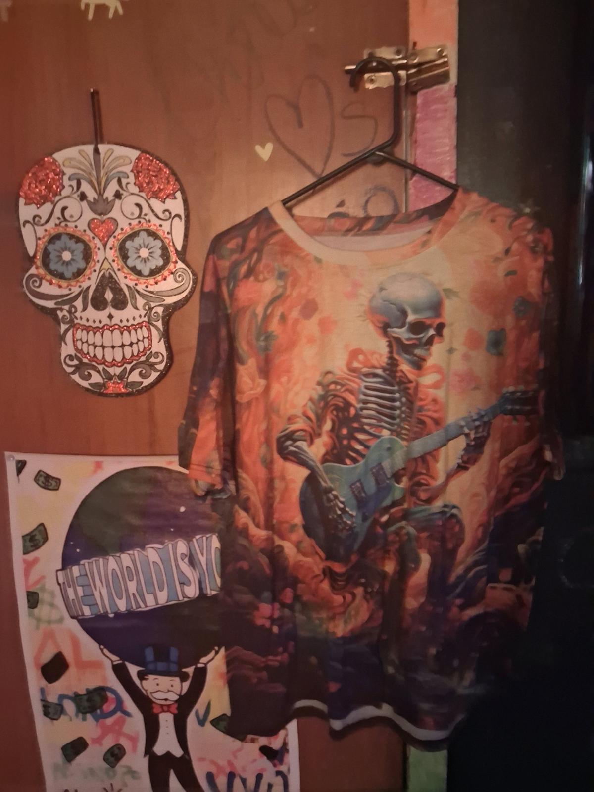 woman size 16 stretch jeans various colors skull shirts - Decherd, Tennessee - FleaMarketBay