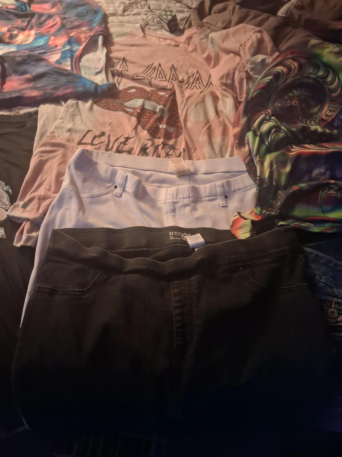 woman size 16 stretch jeans various colors skull shirts - Decherd, Tennessee - FleaMarketBay