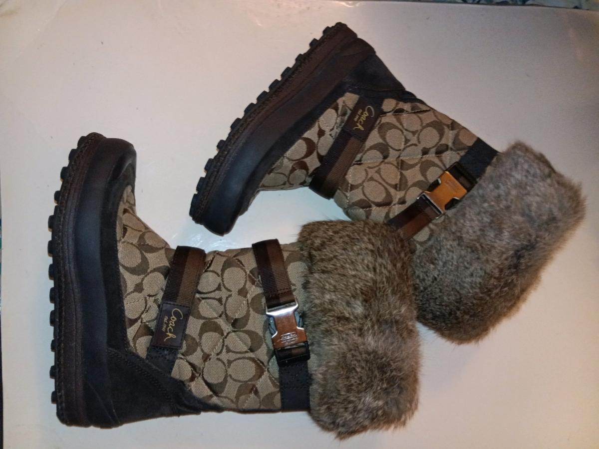 COACH SNOWBOOTS NEVER WORN - Ellinger, Texas - FleaMarketBay