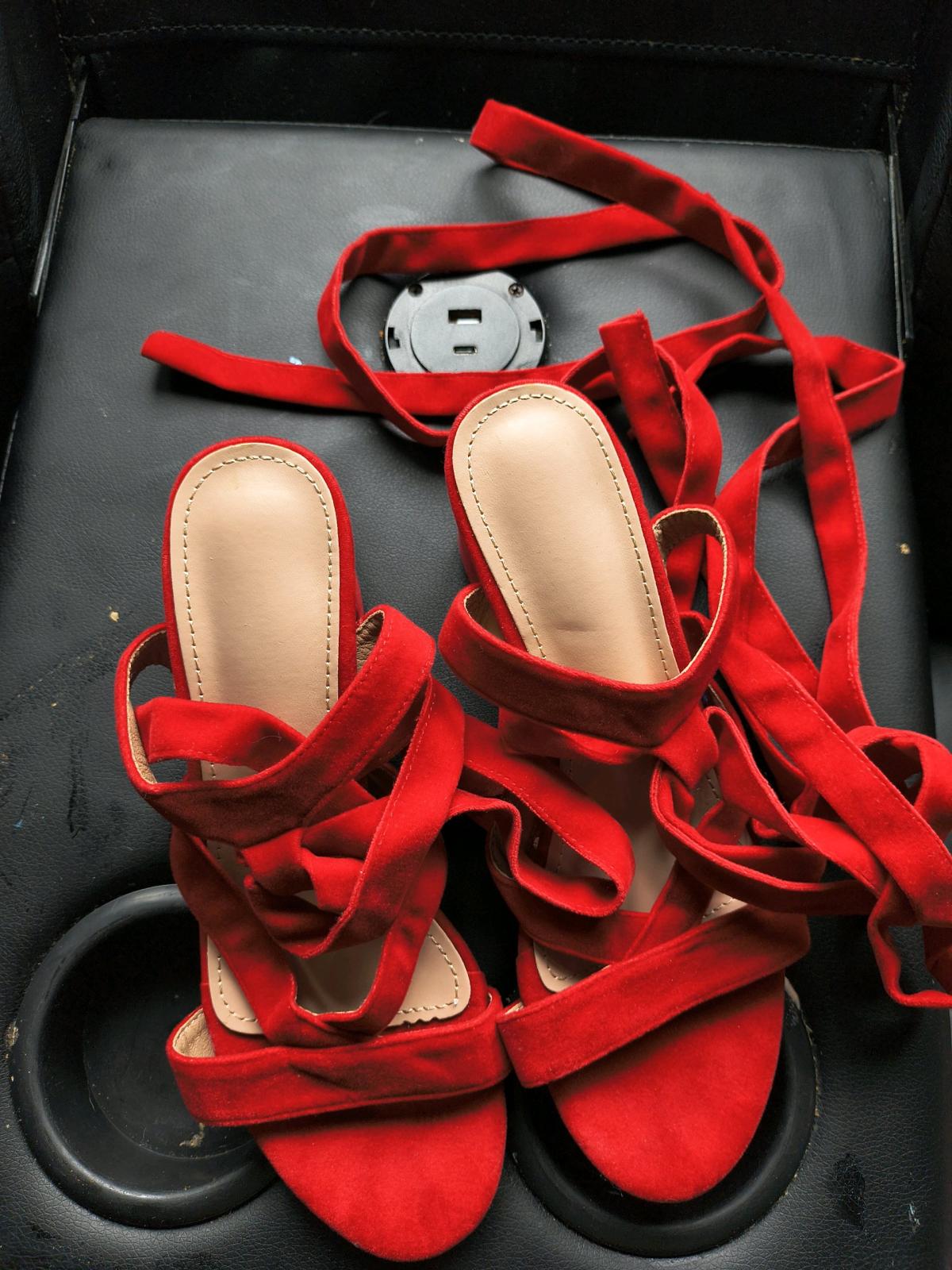 lote de 4 prendas de ropa y un par de zapatillas tacon ancho - South Bend, Washington - FleaMarketBay
