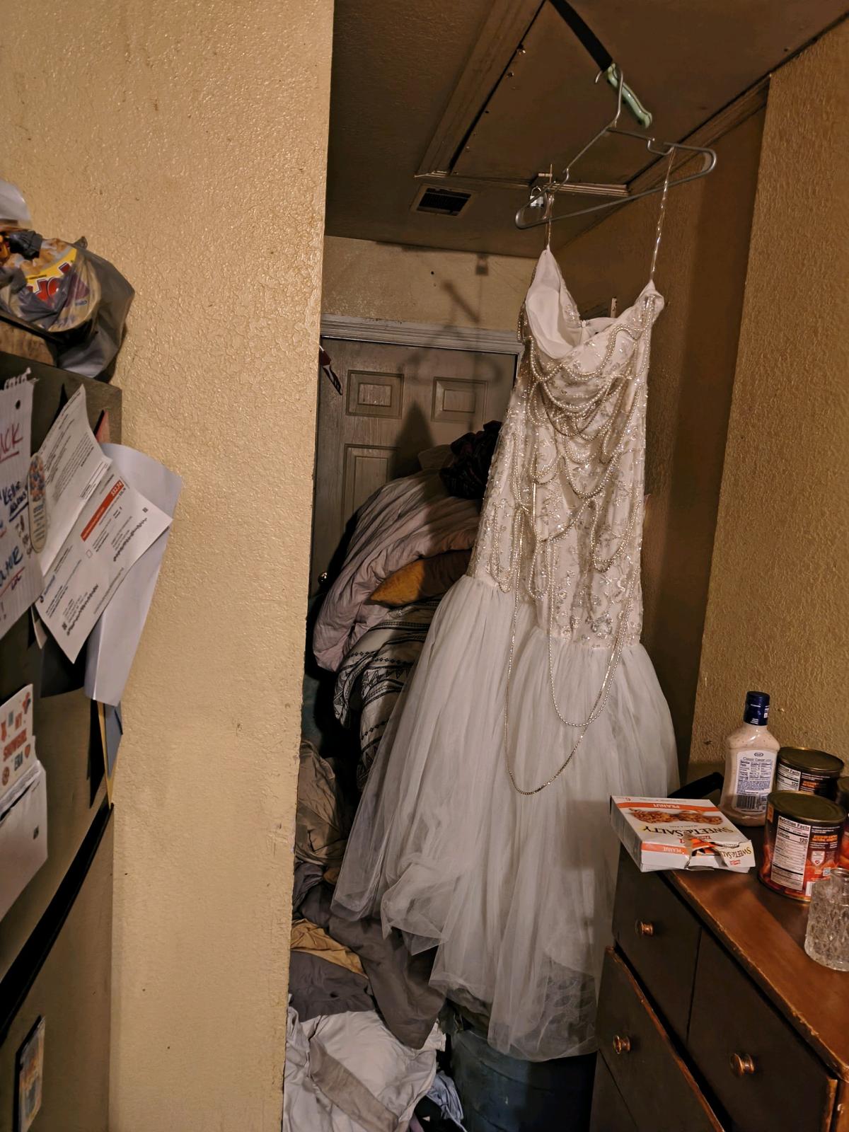 A wedding dress for a mighty pretty lady - Jonesboro, Arkansas - FleaMarketBay