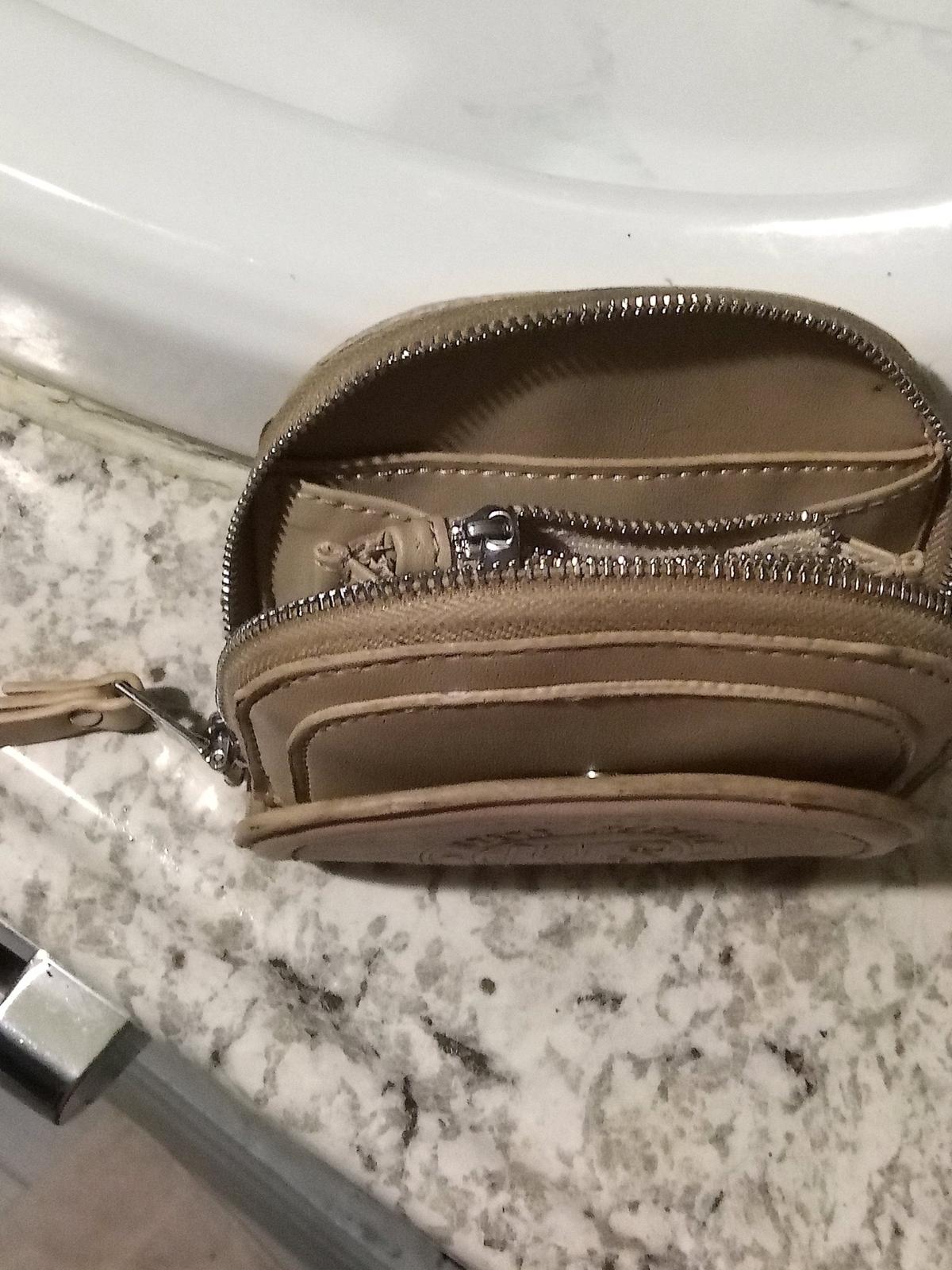 Steve Madden coin purse beige Color - Livingston, Texas - FleaMarketBay