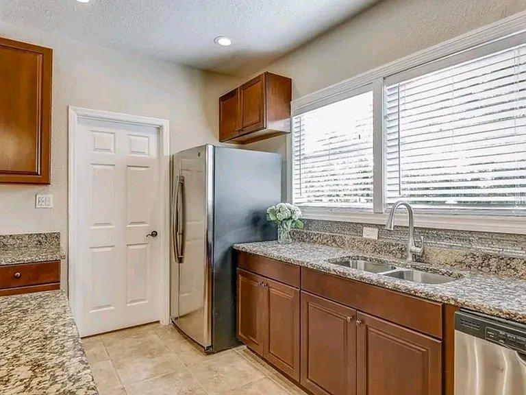 Spacious 1BR 1BA Apartment Your Dream Space Awaits - Tampa, Florida - FleaMarketBay