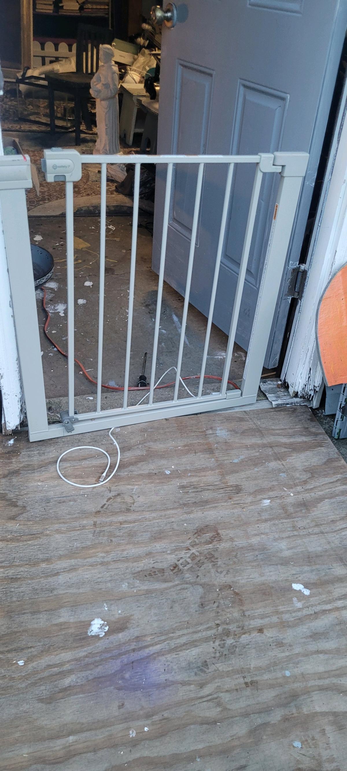 6 baby pet safety gates - Cleveland, Ohio - FleaMarketBay