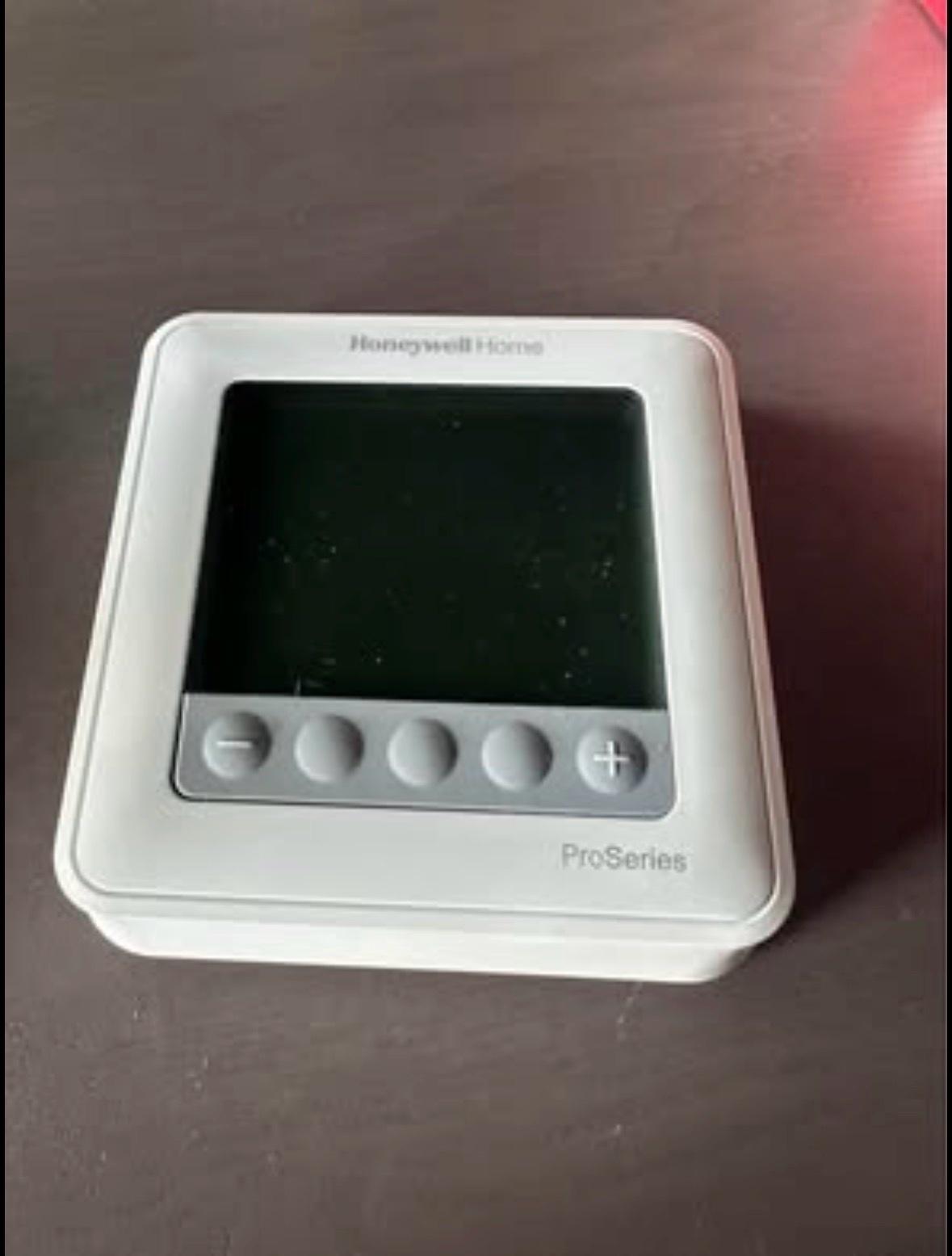 Honeywell Home X2S Smart Thermostat model RTH2CWF - Bellevue, Washington - FleaMarketBay