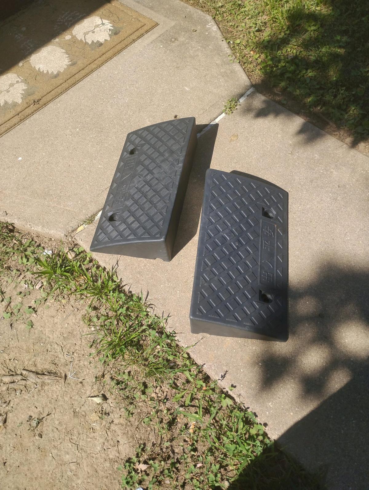 curbside ramps 5 inches tall strong cross braced plastic - Newport, Kentucky - FleaMarketBay