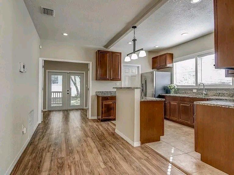 Spacious 1BR 1BA Apartment Your Dream Space Awaits - Tampa, Florida - FleaMarketBay
