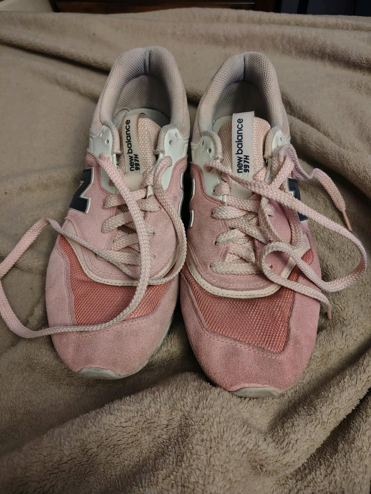 womens size 11 sneakers - Torrington, Connecticut - FleaMarketBay