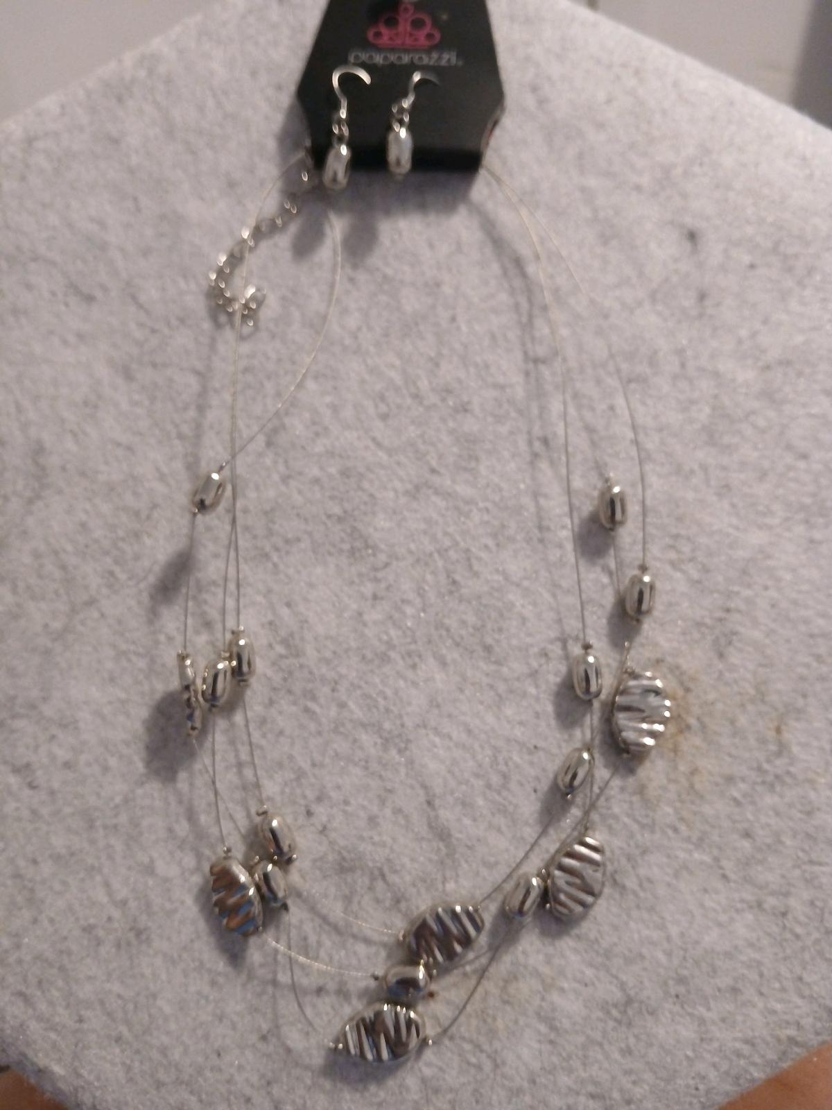 Beautiful Necklace set - Decatur, Illinois - FleaMarketBay