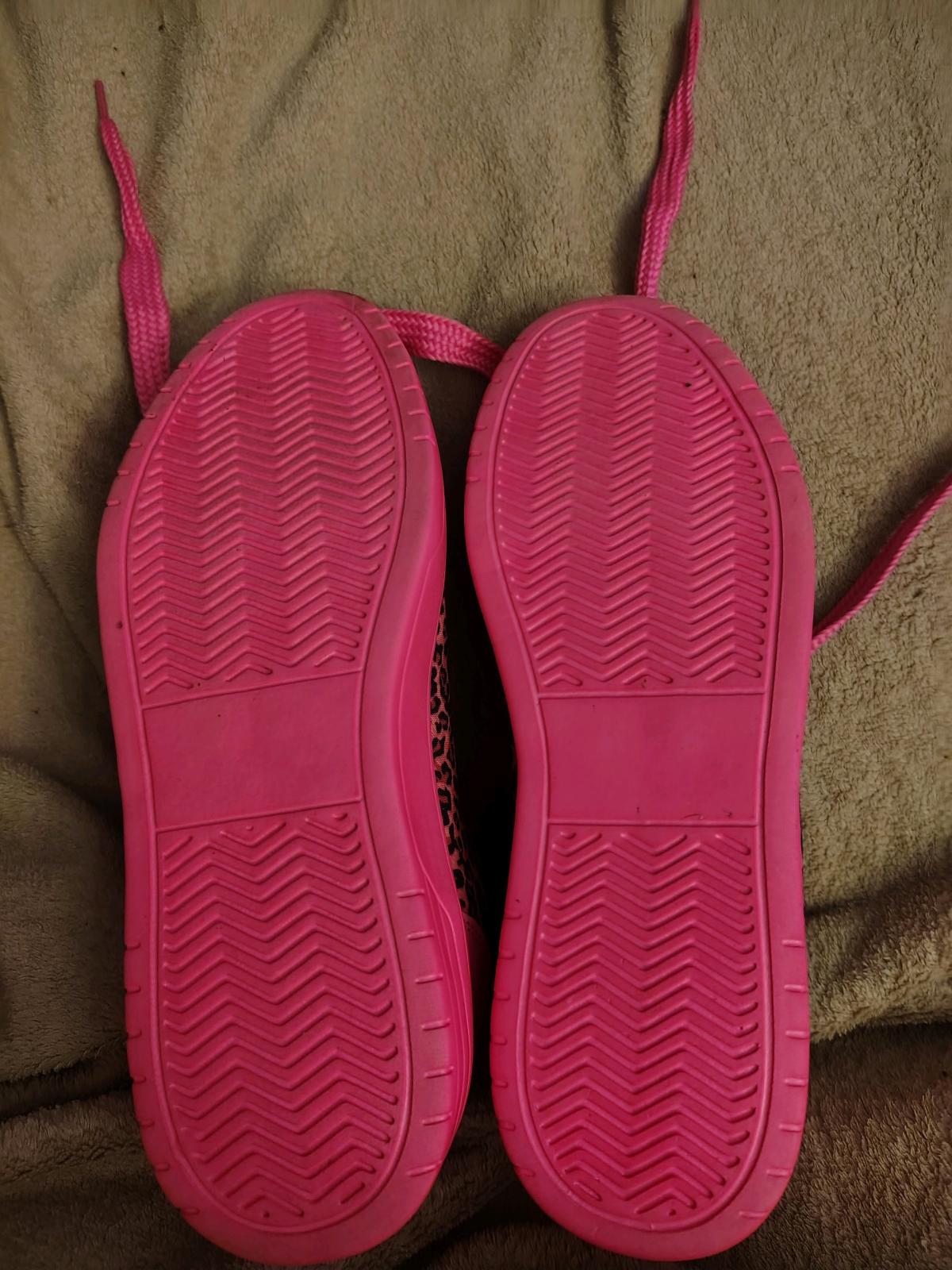 pink leapord print sneakers with shinny star on side - Torrington, Connecticut - FleaMarketBay