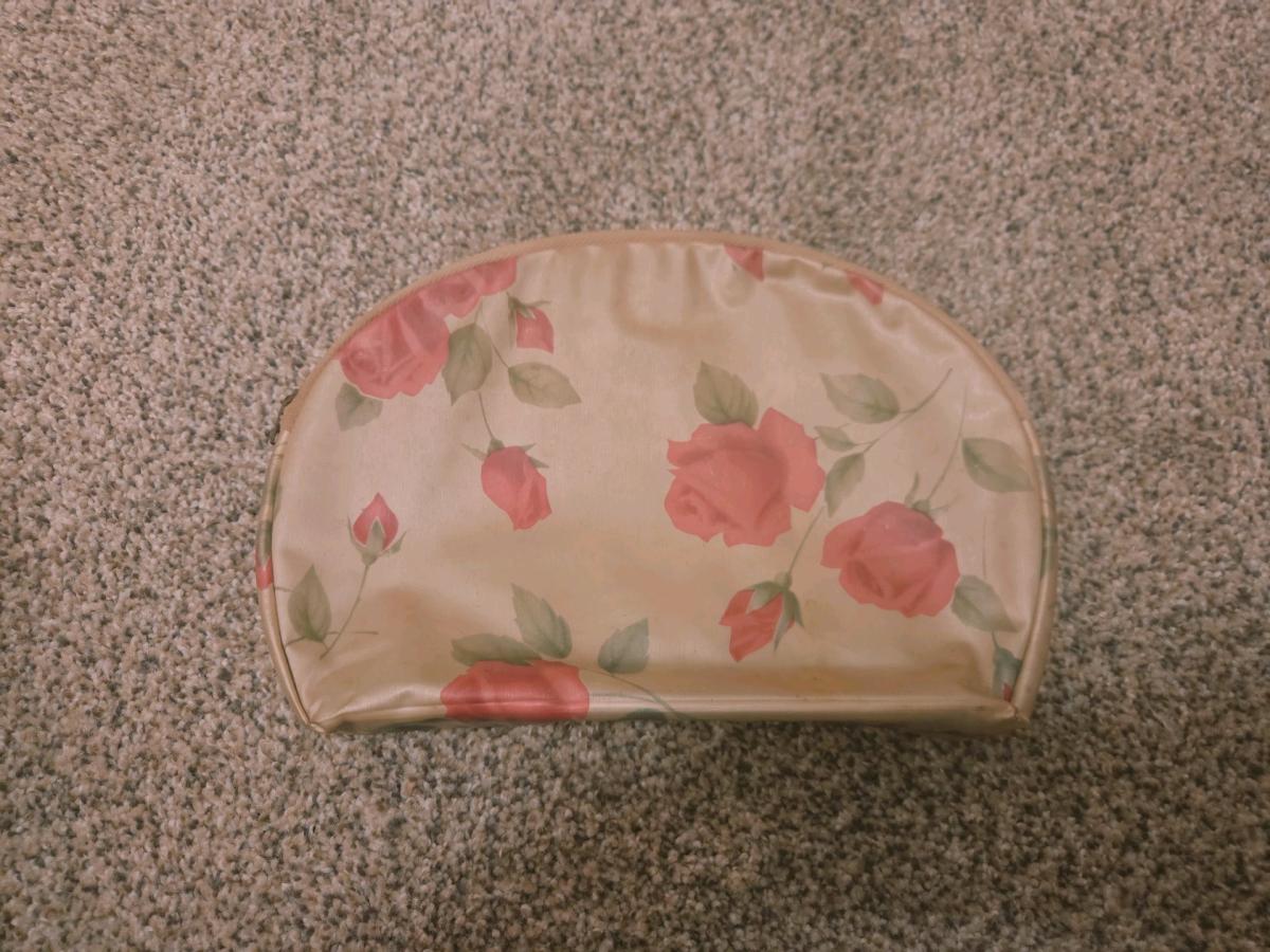 small floral vintage cosmetics bag - Estherville, Iowa - FleaMarketBay