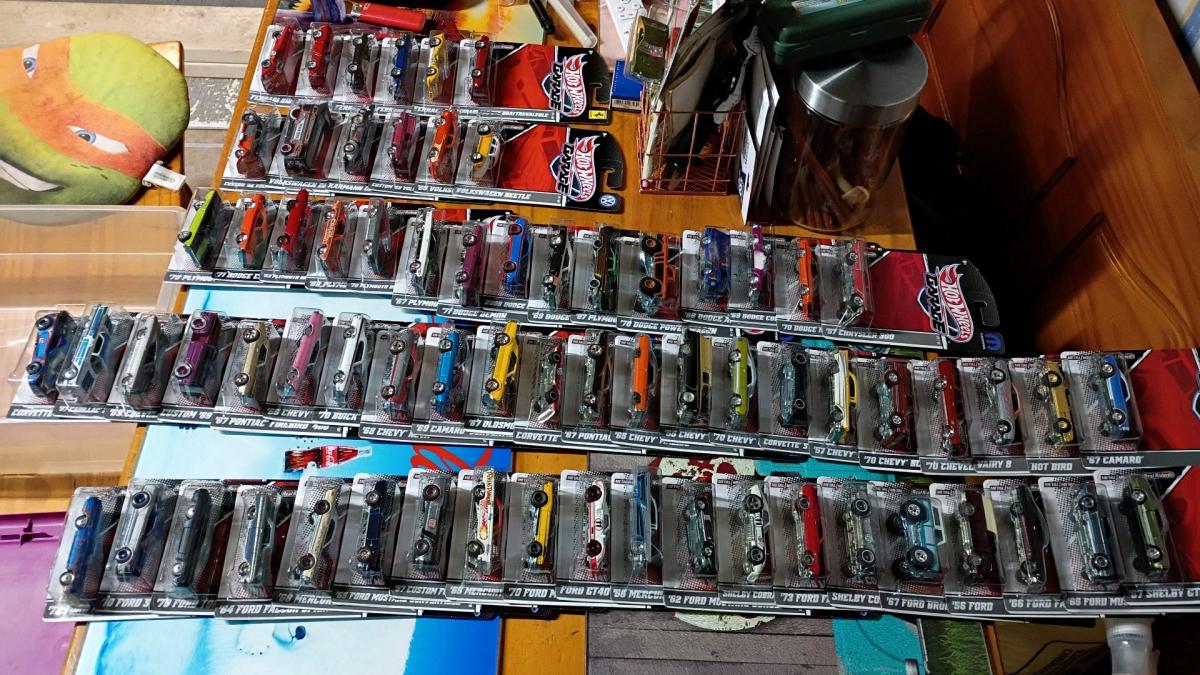 Hot Wheels garage complete set unopened cards in perfect con - New Salem, North Dakota - FleaMarketBay