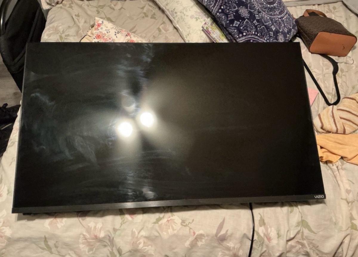 vizio 43inch smart tv - Colton, California - FleaMarketBay