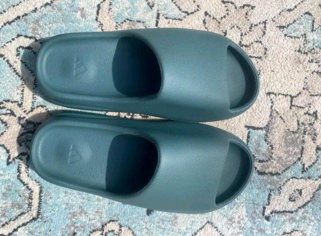 size 11 Yeezy slides - Rockford, Illinois - FleaMarketBay