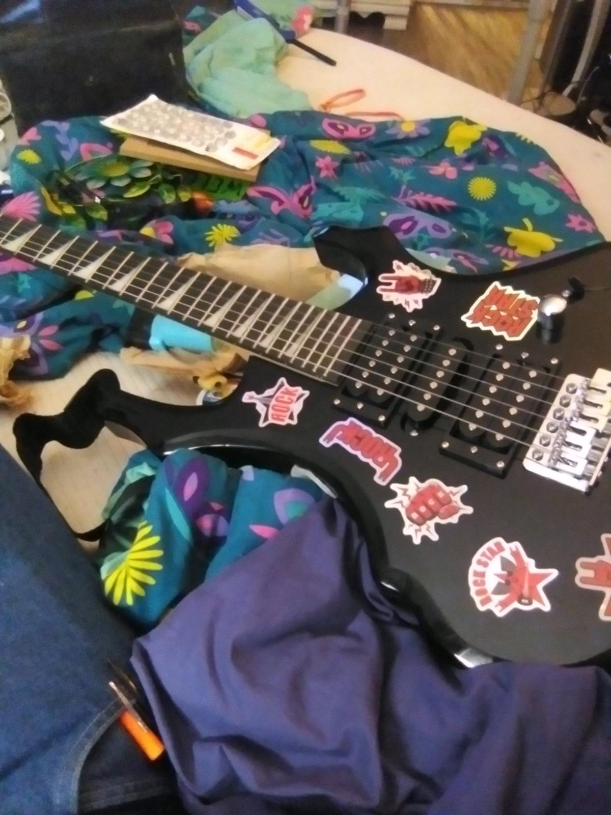 I am selling a glarry guitar and its in really good shape - Lexington, Kentucky - FleaMarketBay