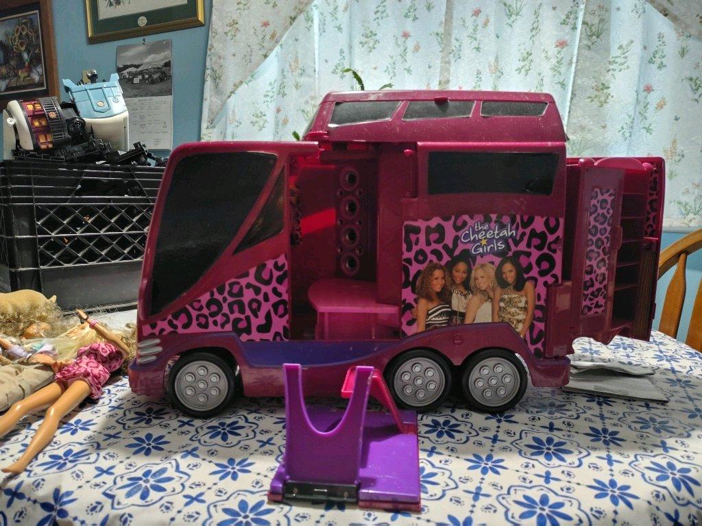 selling vintage Barbie bus with all the pieces - Franklinville, New Jersey - FleaMarketBay