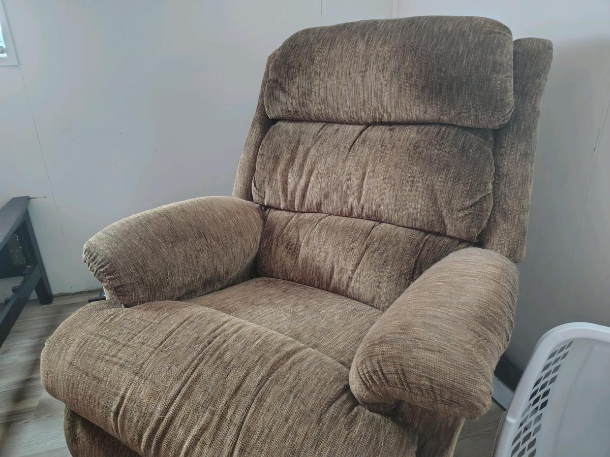Recliner Chair - Milwaukee, Wisconsin - FleaMarketBay