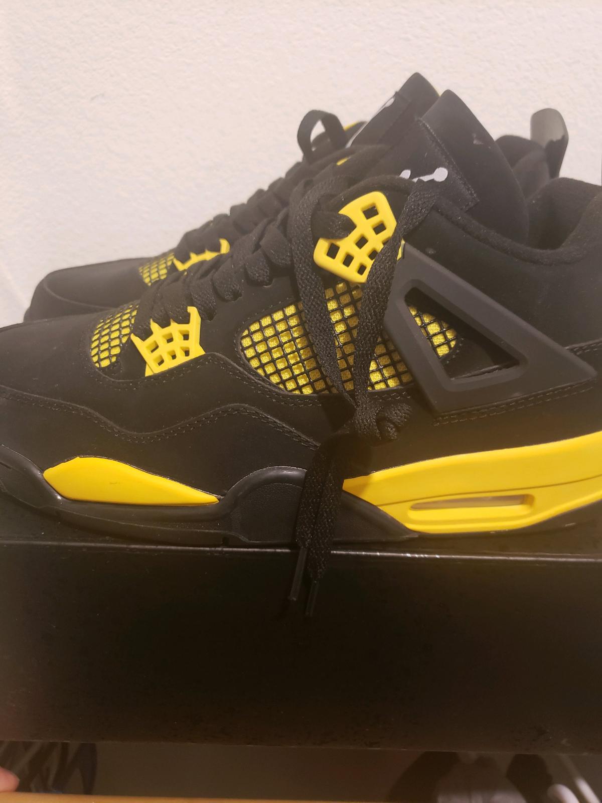 Jordan 4 Retro  Thunder men size 10 - Calimesa, California - FleaMarketBay