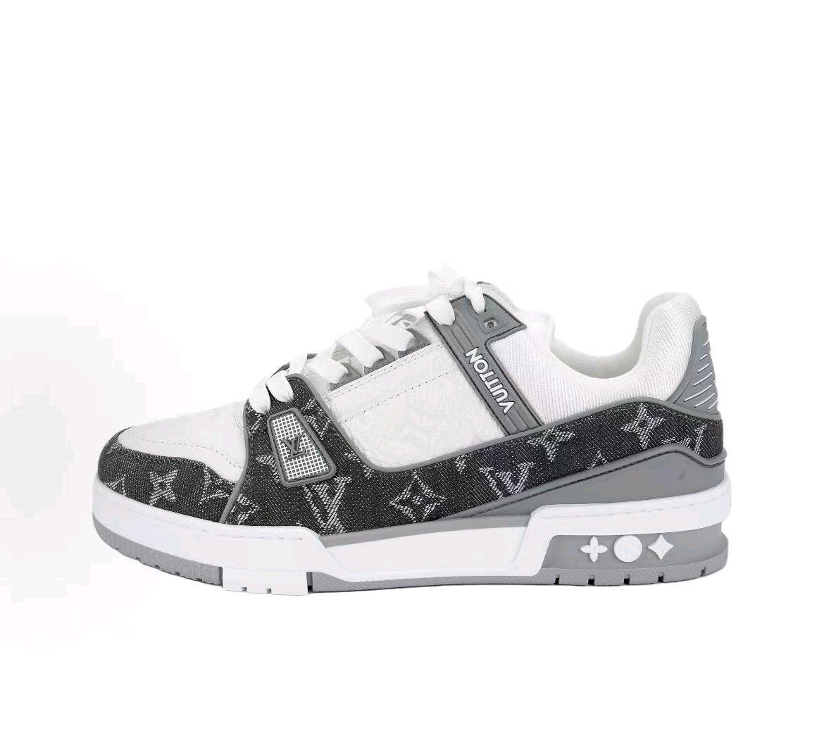 Looking for bulk buyers for shoes Contac - Altamonte Springs, Florida - FleaMarketBay