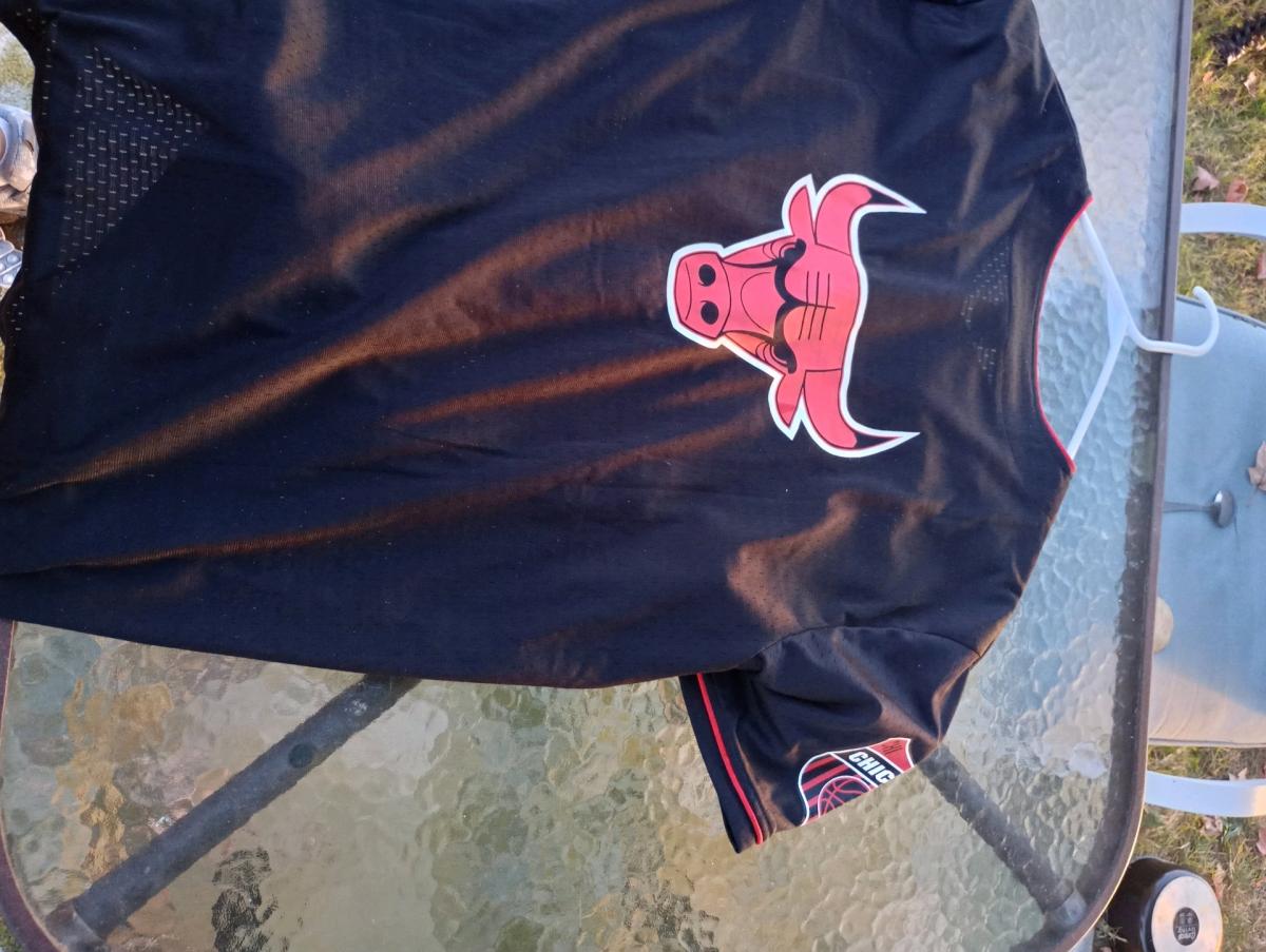 Bulls NBA Jersey shirt barley worn great shape - Campbellsville, Kentucky - FleaMarketBay