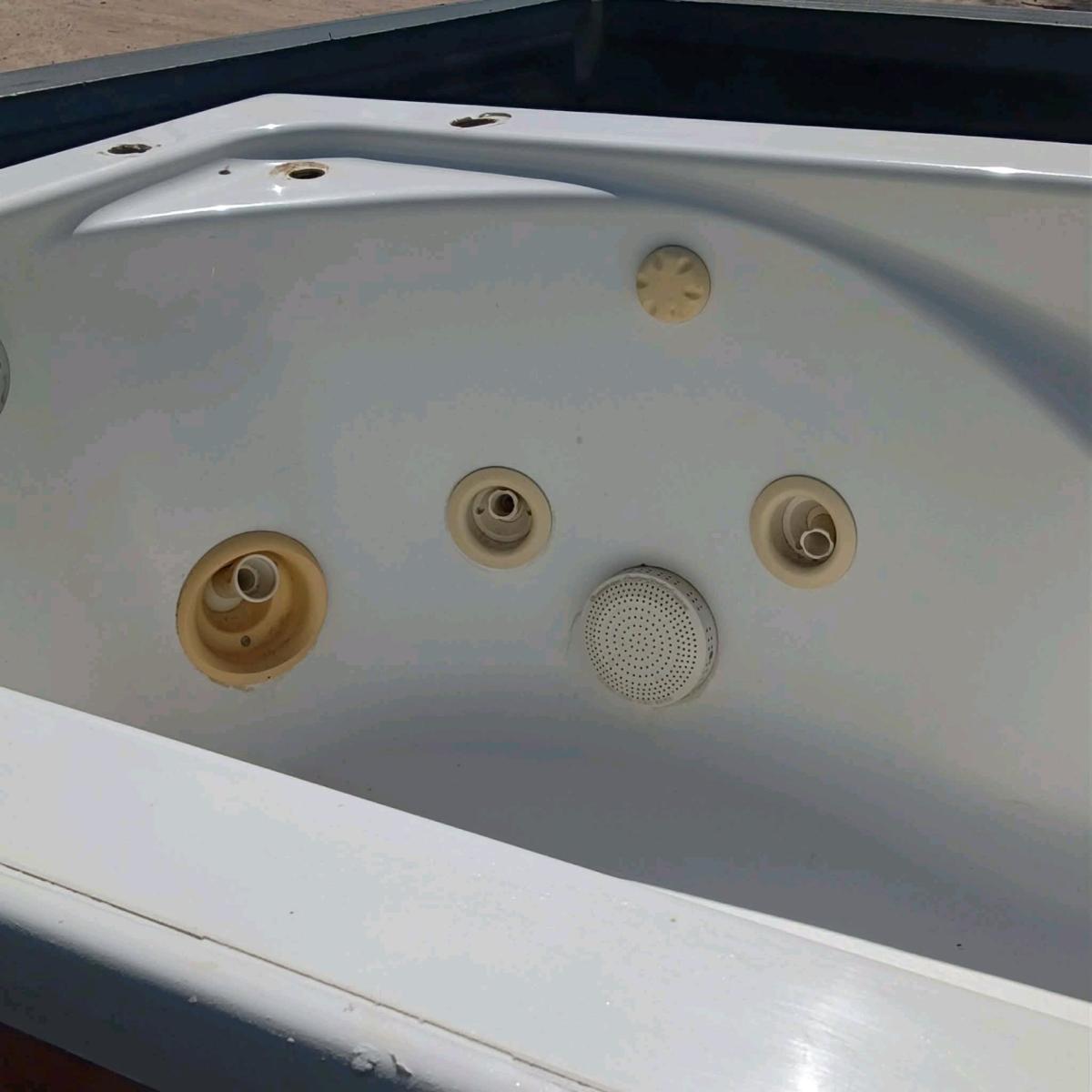 whirlpool white acrylic jetter Bathtub Jacuzzi - Mission, Texas - FleaMarketBay