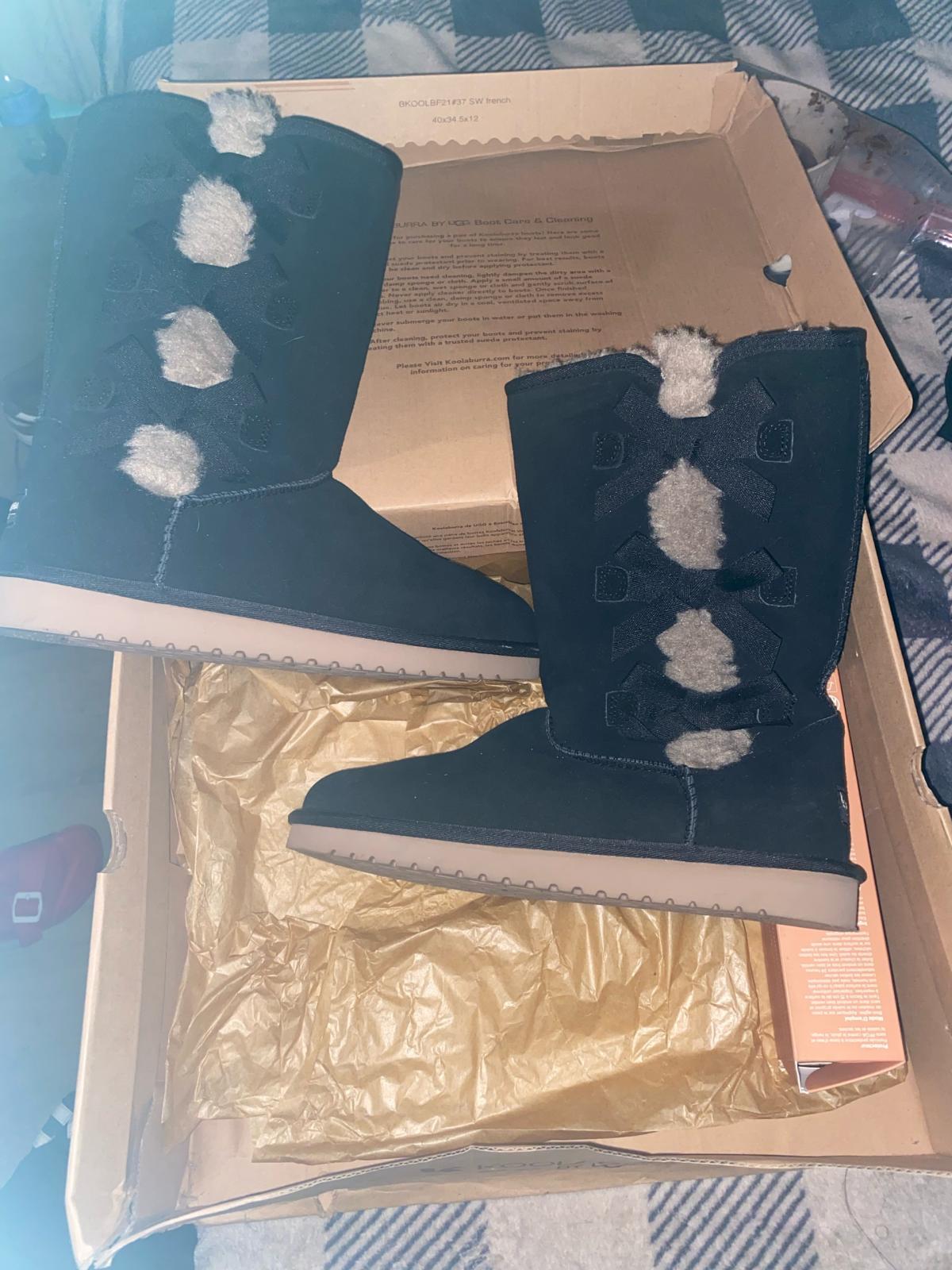 women black furry uggs - Adelanto, California - FleaMarketBay