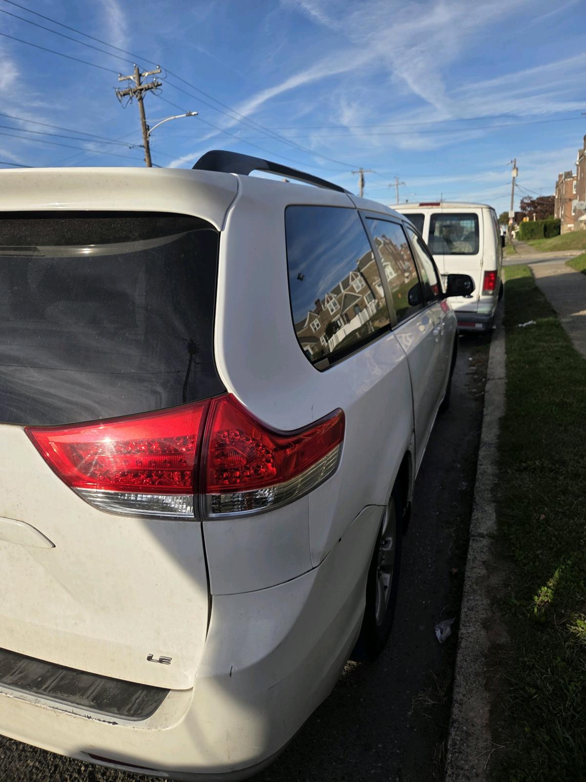 2011 Toyota Sienna LE in good condition - Philadelphia, Pennsylvania - FleaMarketBay