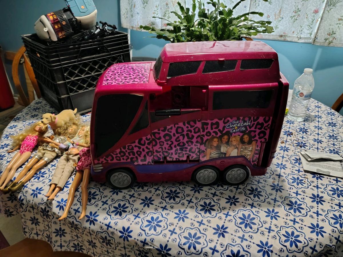 selling vintage Barbie bus with all the pieces - Franklinville, New Jersey - FleaMarketBay