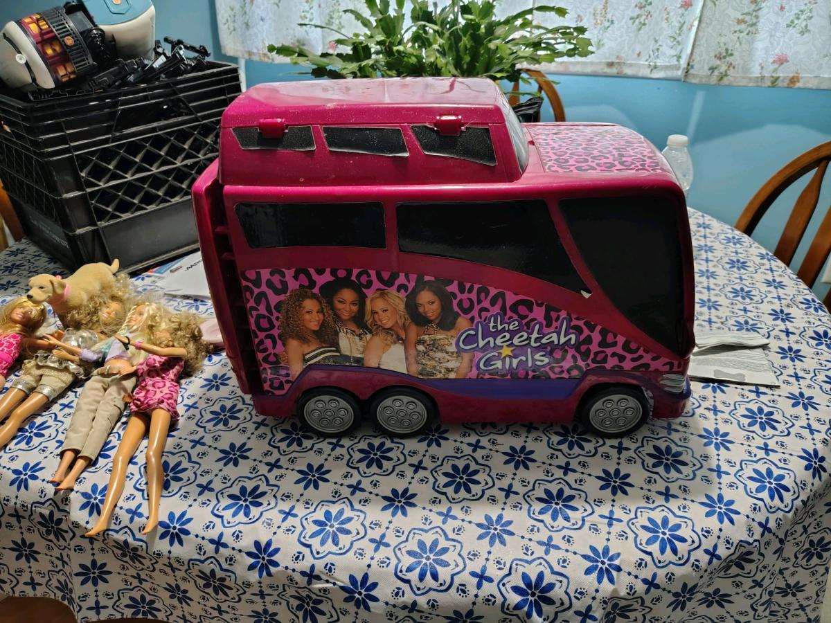 selling vintage Barbie bus with all the pieces - Franklinville, New Jersey - FleaMarketBay