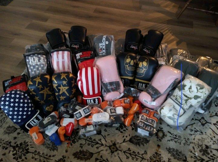 BRAND NEW Century ILKB 16oz18oz20ozBoxing Gloves FREE WRAPS - Clarendon Hills, Illinois - FleaMarketBay