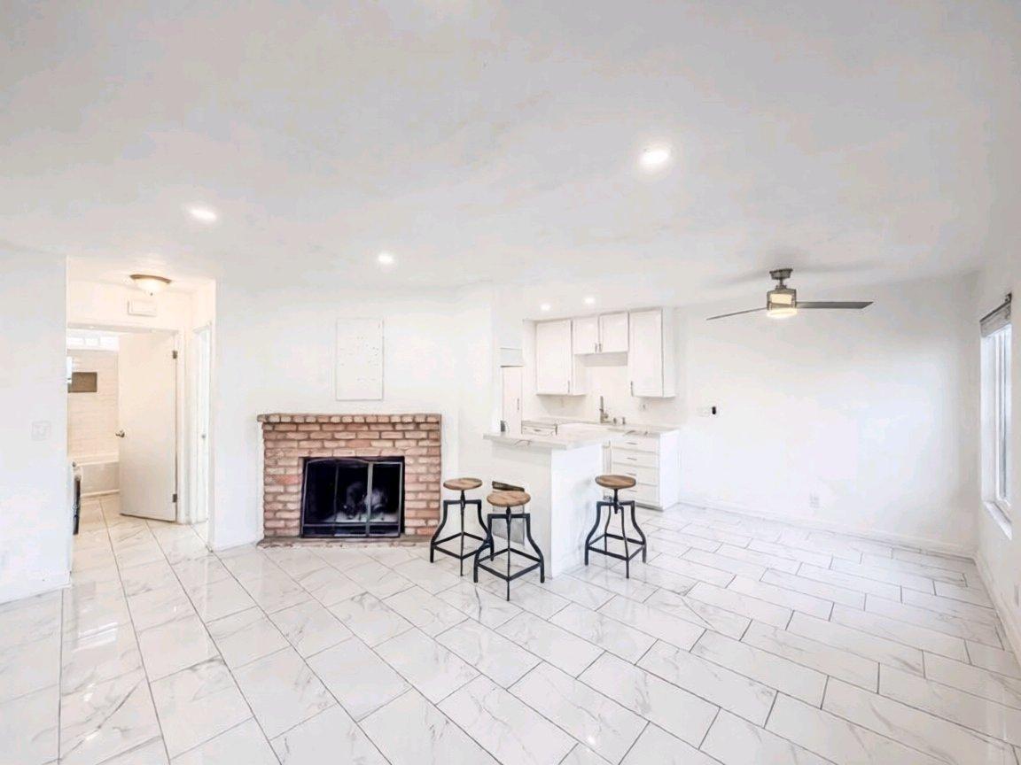Charming 1BRD With Assigned Parking - San Diego, California - FleaMarketBay