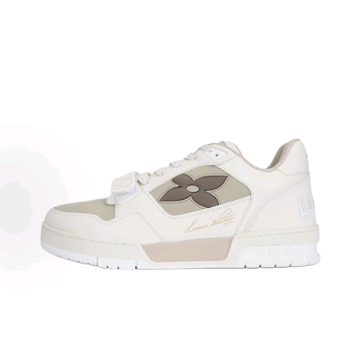 Looking for bulk buyers for shoes Contac We are professional - Altamonte Springs, Florida - FleaMarketBay