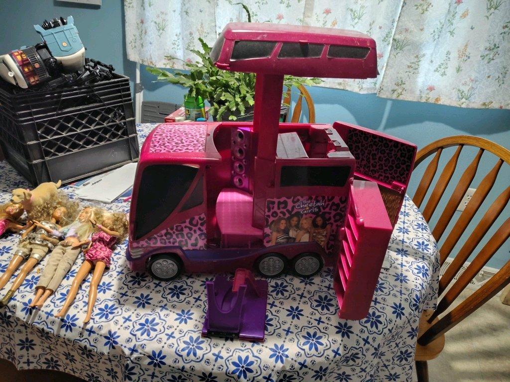 selling vintage Barbie bus with all the pieces - Franklinville, New Jersey - FleaMarketBay