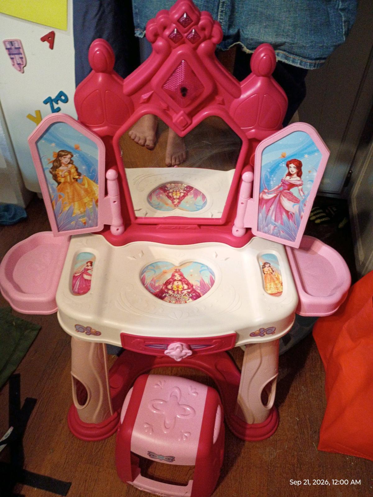 princess vanity - Bethpage, Tennessee - FleaMarketBay