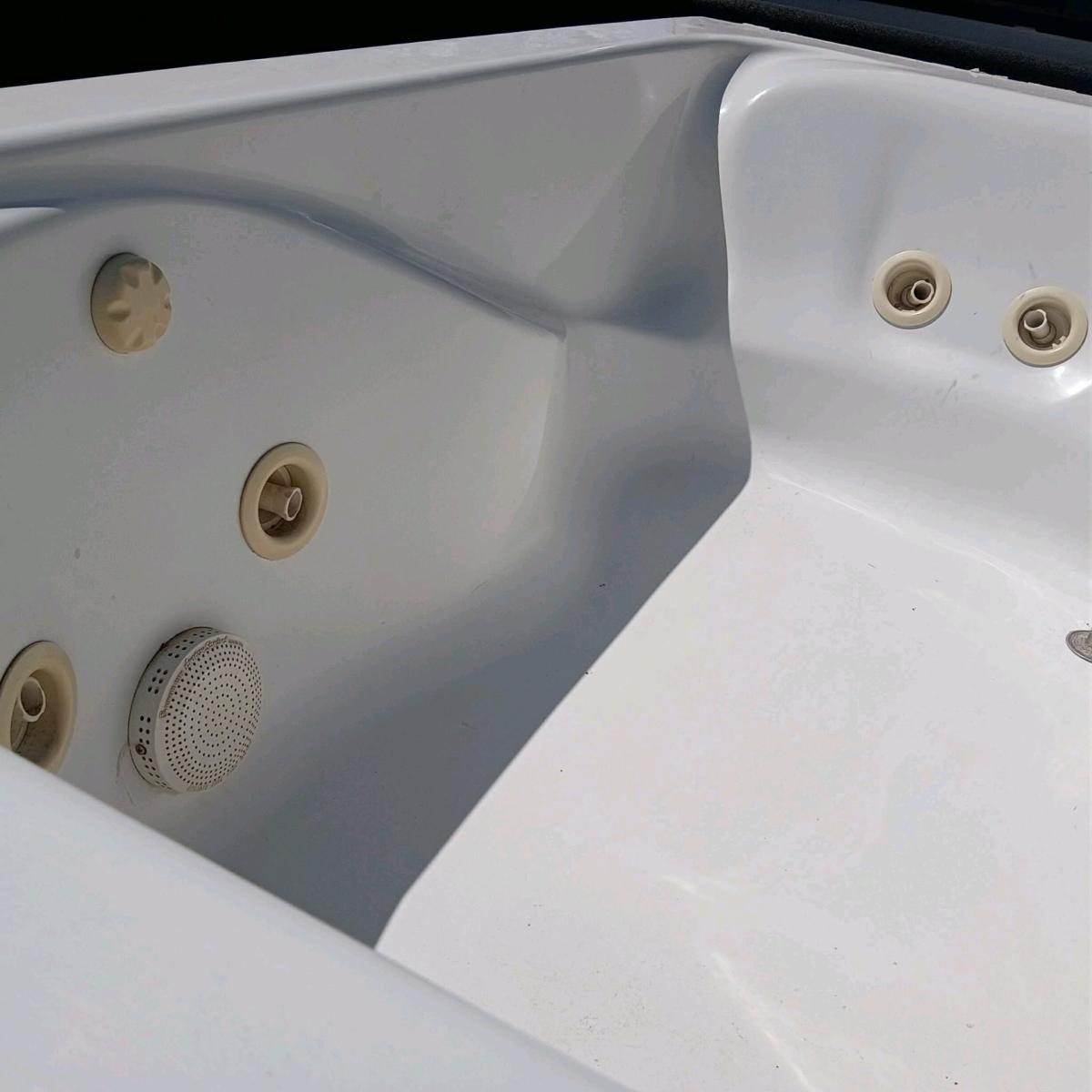 whirlpool white acrylic jetter Bathtub Jacuzzi - Mission, Texas - FleaMarketBay