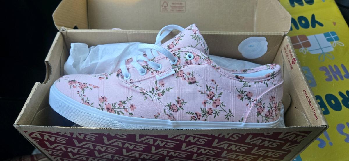 New Woman Converse - San Juan, Texas - FleaMarketBay