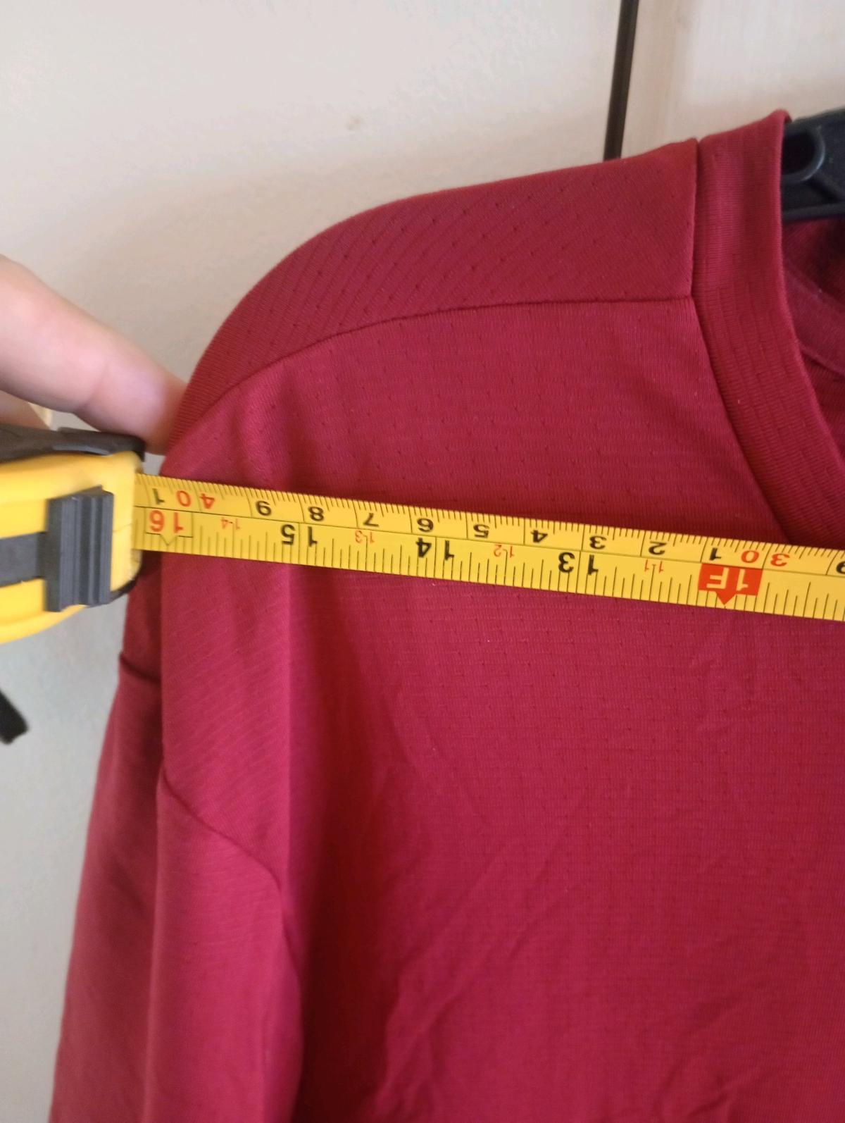 unisex maroon shirt size medium - Campbellsville, Kentucky - FleaMarketBay