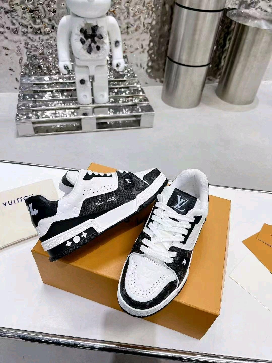 Looking for bulk buyers for shoes Contac - Altamonte Springs, Florida - FleaMarketBay