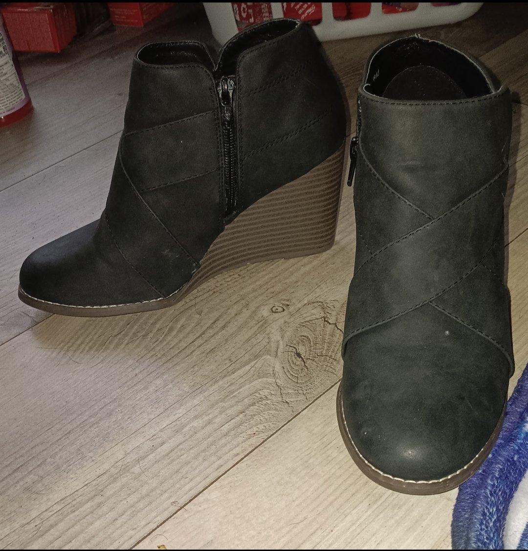 Black Wedge Ankle Books Size 8 - Nelson, Georgia - FleaMarketBay