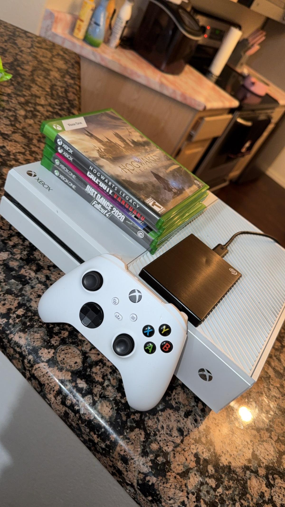 Xbox one console bundle - Tempe, Arizona - FleaMarketBay