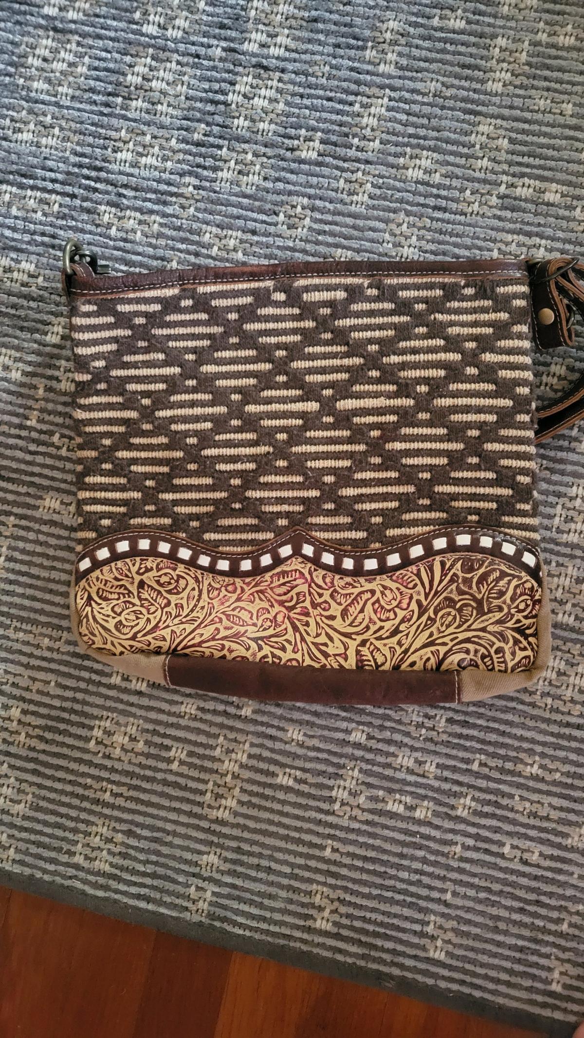 used handbag - Bakersfield, California - FleaMarketBay