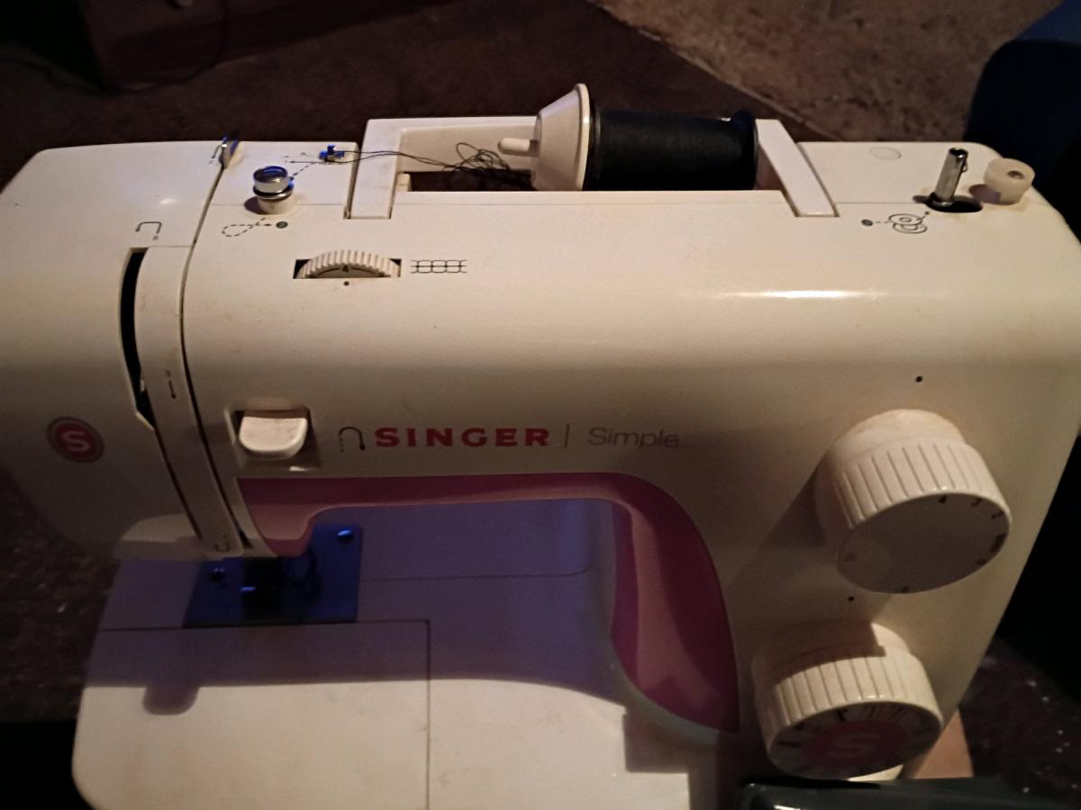 A Nice Pink  and White Singer Sowing Machine - Swansea, South Carolina - FleaMarketBay