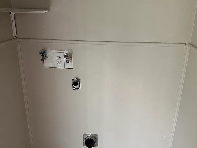 3 Beds 1 Bath House For Rent - Hampton, Virginia - FleaMarketBay