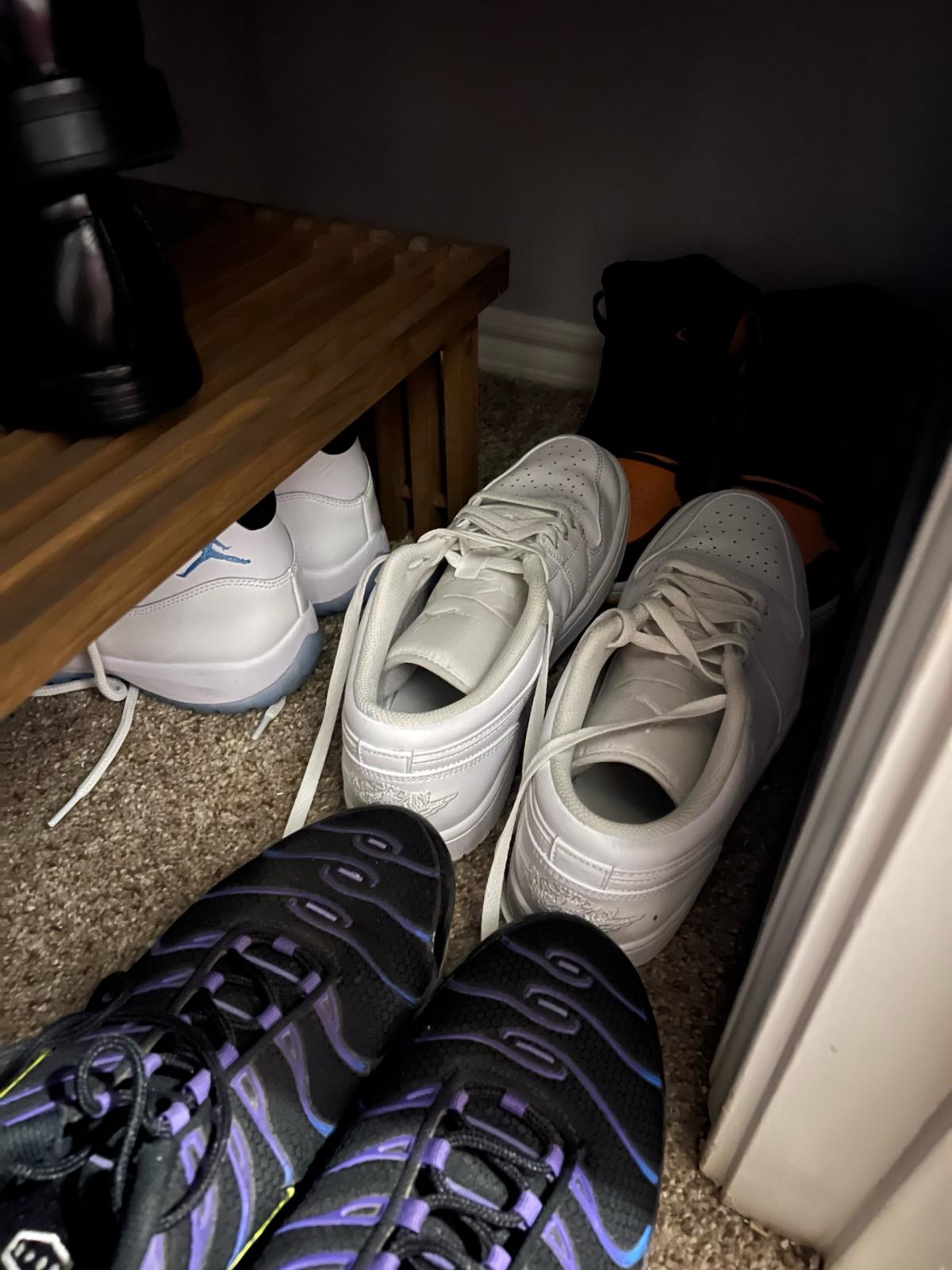 computer and  shirts and shoes and charger - Arlington, Texas - FleaMarketBay